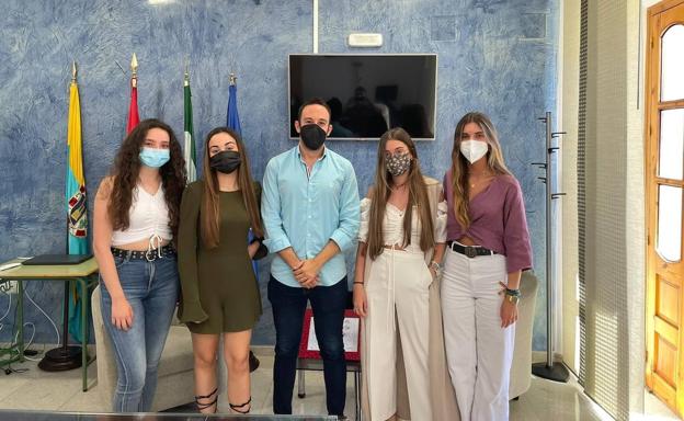 El alcalde recibe a los alumnos con mejores expedientes de la localidad