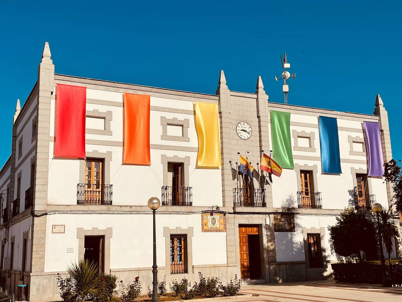 La bandera del arcoíris luce en Zalamea de la Serena para celebrar el Día del Orgullo