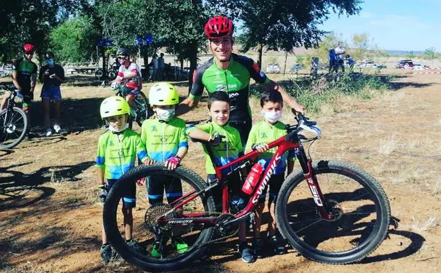 Cuatro alumnos de la escuela ciclista 'Diexle Zalamea' participan en el campeonato de Extremadura XCO