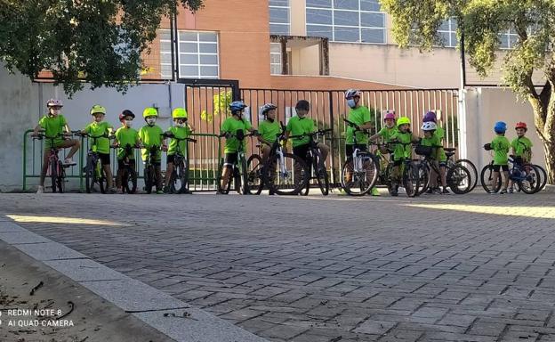 22 alumnos aprenden técnicas y habilidad en el I Taller de Ciclismo