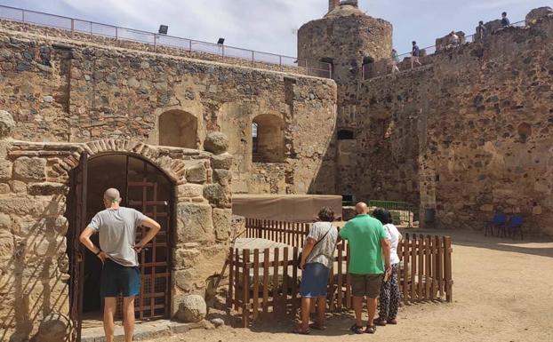 Más de 300 personas visitan los monumentos de Zalamea en la jornada de puertas abiertas