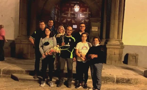 Miembros del club senderista Arsa Zalamea peregrinan hasta el Cristo