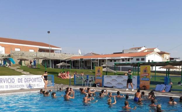 'Quédate con la música' recala en la piscina para prevenir sobre las drogas