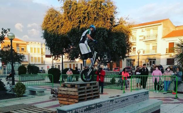 Los alumnos de la Escuela Ciclista aprenden trial de la mano de Raúl Rivera