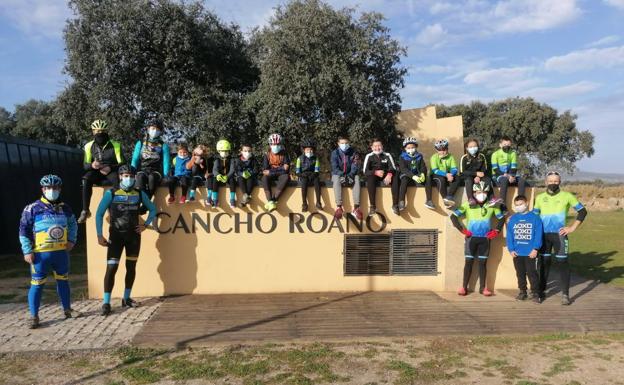 Los alumnos de la escuela ciclista disfrutan de una quedada con Sonia Fernández y Miguel Ángel Asensio