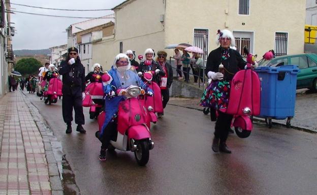 La lluvia no impide que los ilipenses disfruten del fin de semana carnavalero