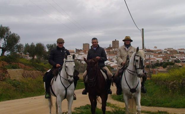 Los jinetes de la Ruta Nebrisense a caballo llegaron ayer a Zalamea