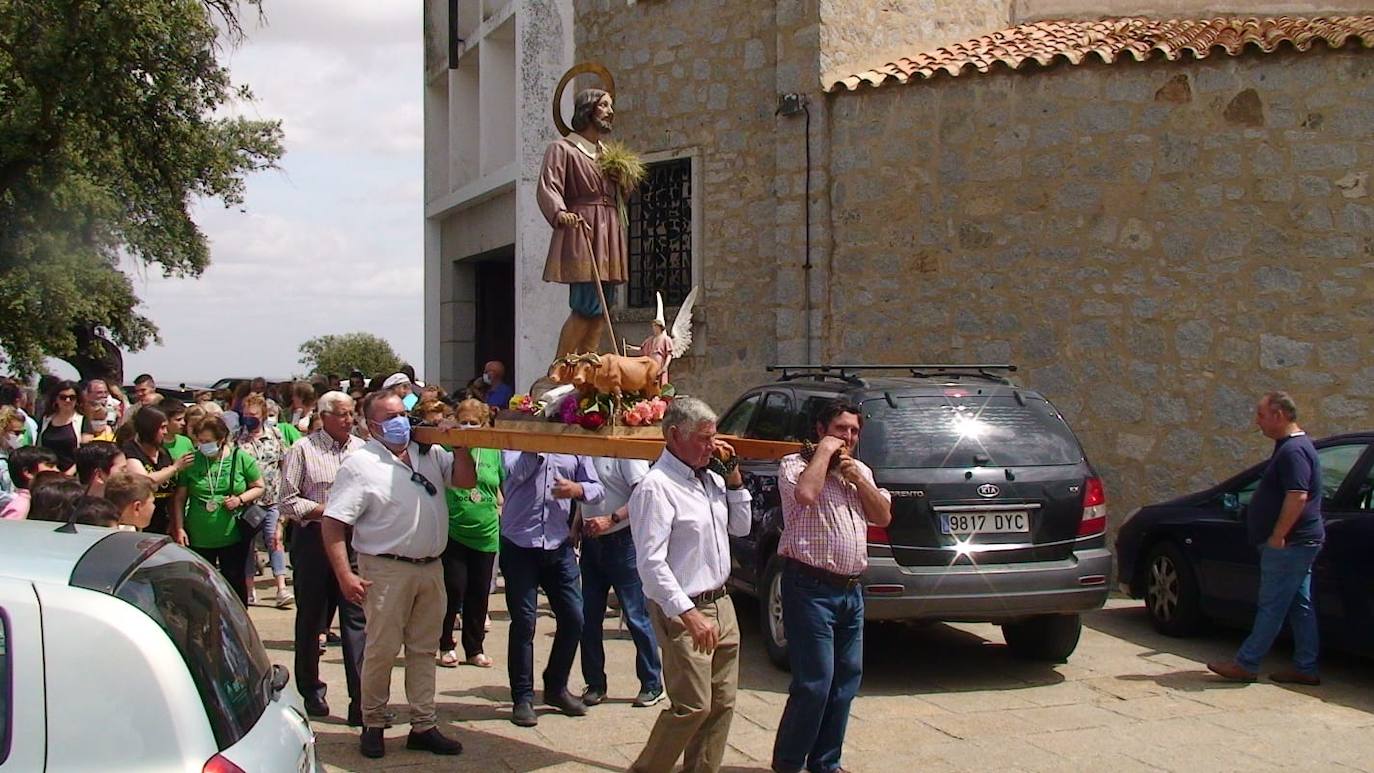 Vecinos de Zalamea y Docenario disfrutan de la romería de San Isidro dos años después