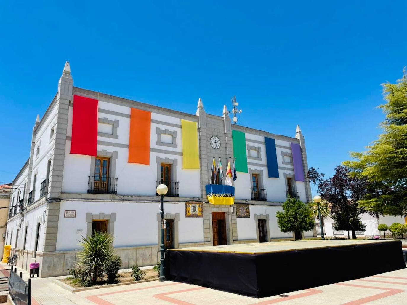 La bandera del arcoíris luce en la fachada del Ayuntamiento para celebrar el Día del Orgullo LGTBI