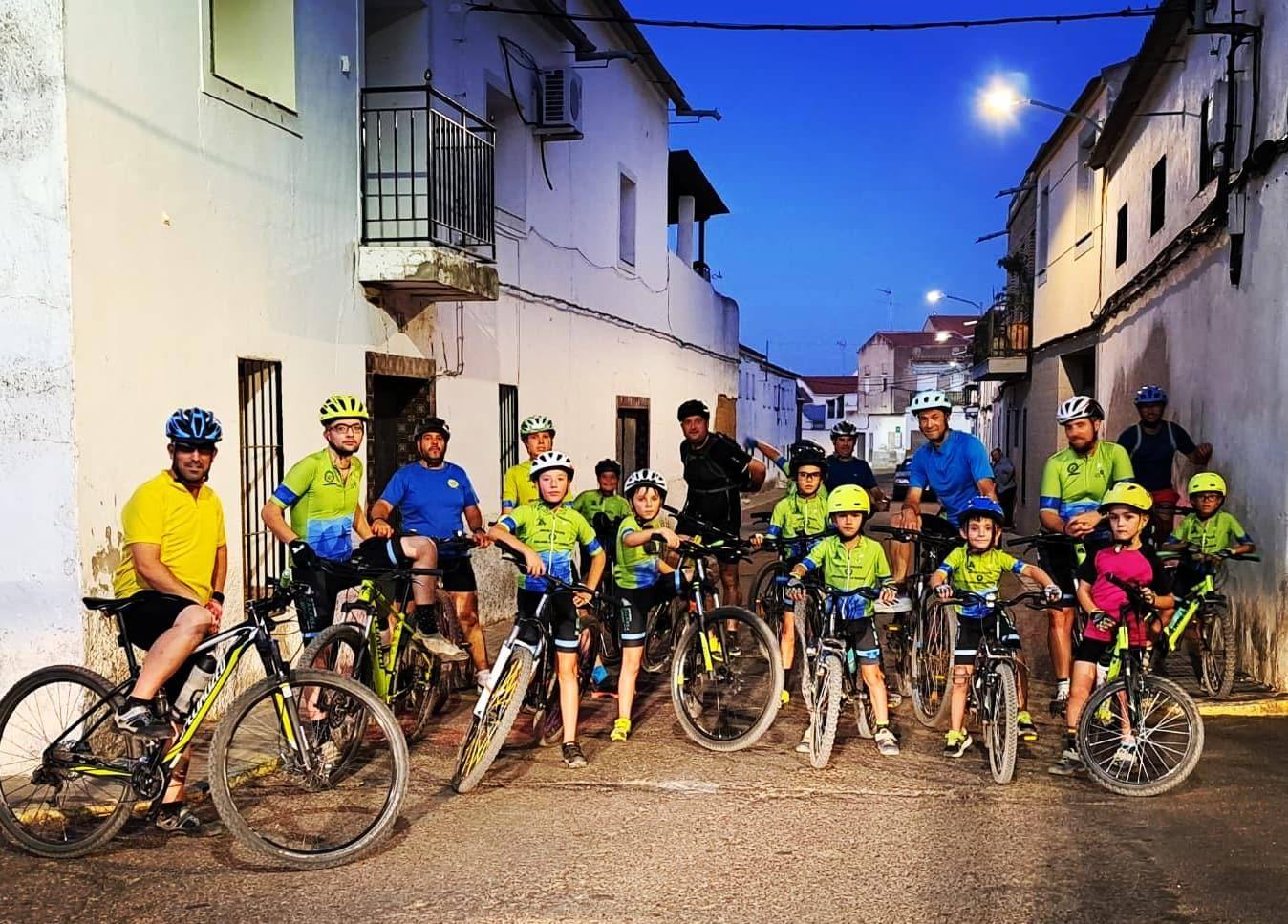 21 ciclistas participan en una quedada cicloturista nocturna en Zalamea de la Serena