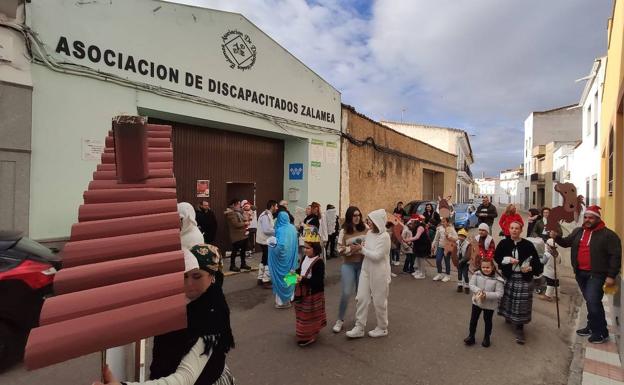 El Pasacalles Navideño de eDinamiza y Adypress recorrió las calles de Zalamea de la Serena